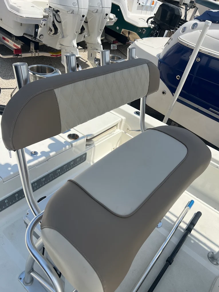 Two-tone gray leaning post with quilted backrest