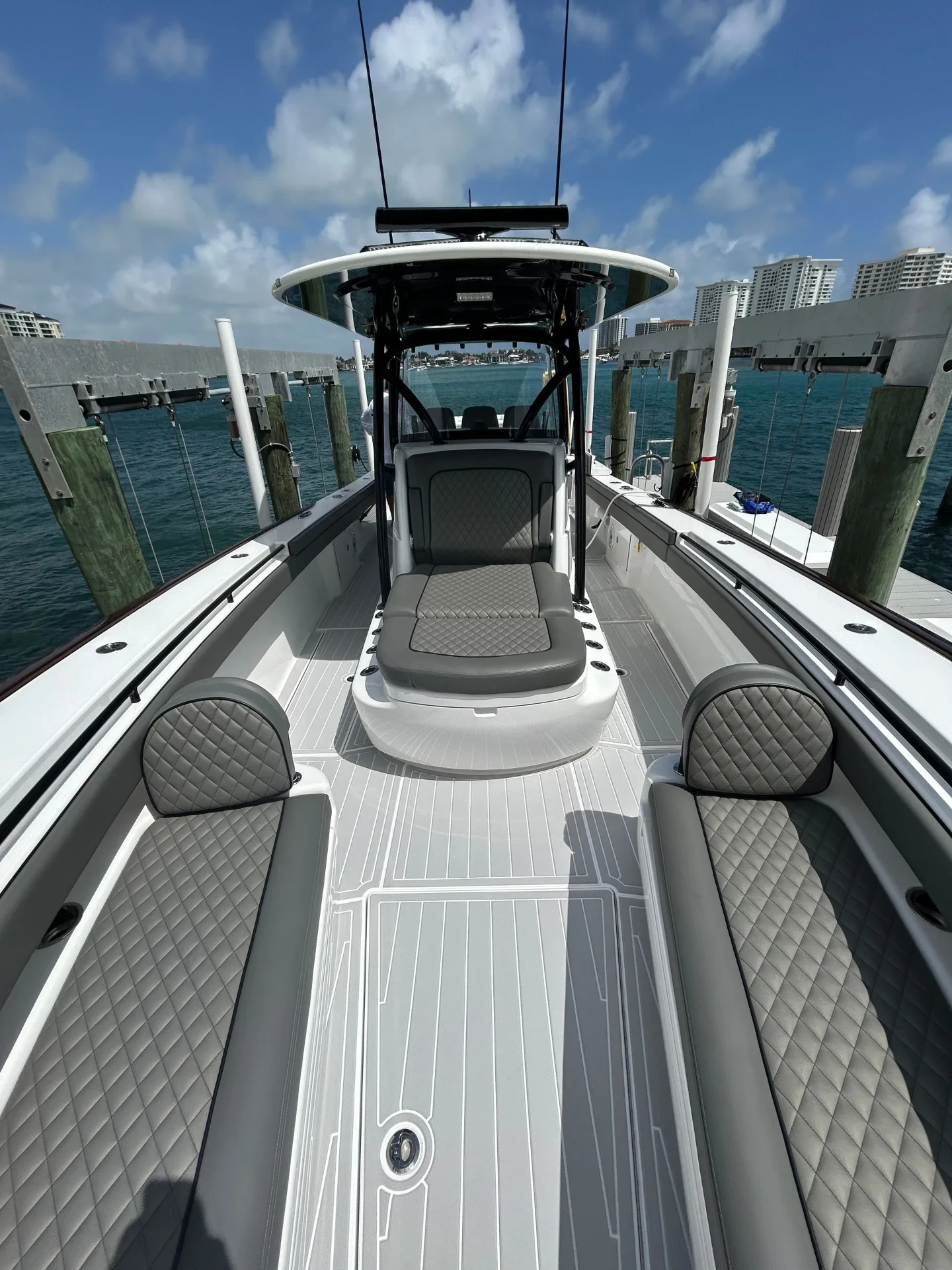 Light gray foam decking with cockpit seating